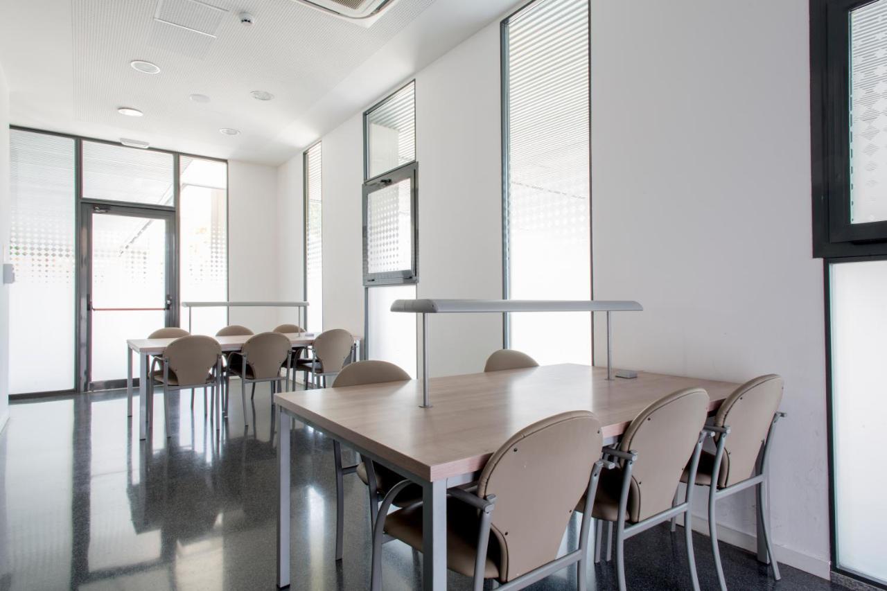 Alojamientos Universitarios Resa Hipatia 特拉萨 外观 照片